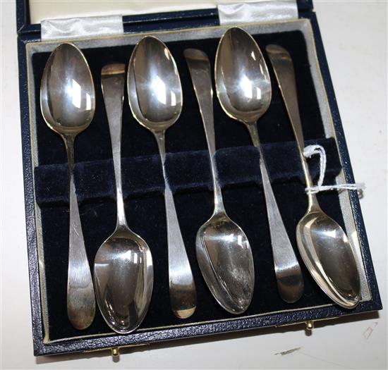 A boxed set of six Old English tea spoons (1787)